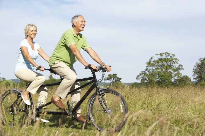 Fietsen op een tandem voor ouderen 